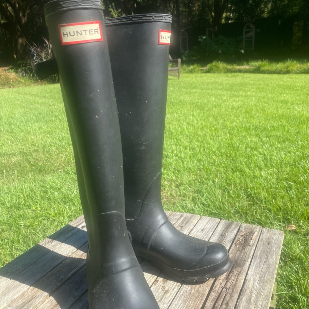 Women’s Hunter boots. Size 6